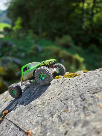 Grüner RC Crawler auf einem Felsen